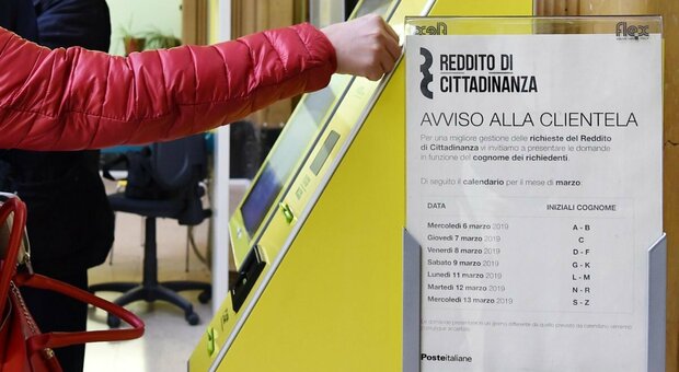 Reddito di cittadinanza, la proposta di Valditara: «Stop per chi non assolve l'obbligo scolastico»