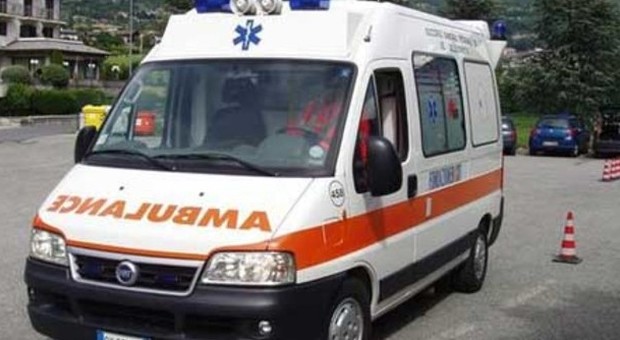 Roma, ragazza investita sulle strisce a Fiumicino, trasportata in ospedale: è grave