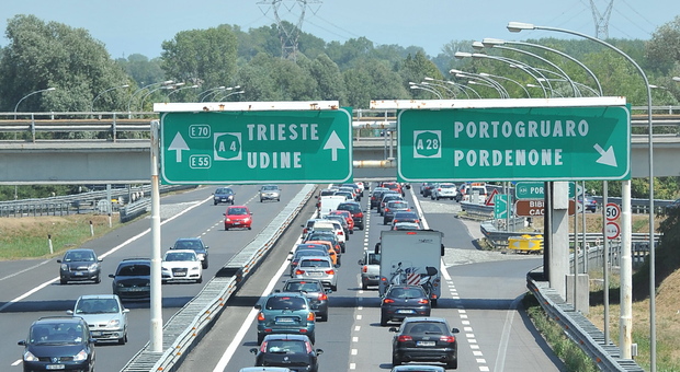 Scontro tra due auto e il Tir in A4 tra Portogruaro e Latisana, traffico paralizzato