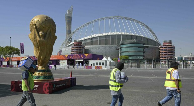 Il Qatar ci ripensa e vieta la birra attorno agli stadi. Per la FIFA guai con gli sponsor