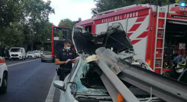 Incidente stradale a Ostia, si schianta contro il guard rail: grave un uomo