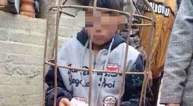 Bimbo di 9 anni chiuso in una gabbia e gettato nello stagno: "Andava punito"