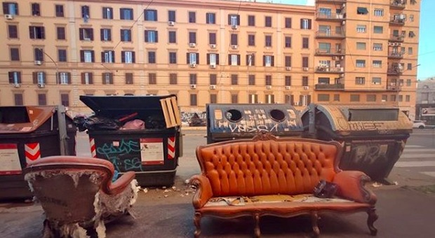 Roma, rifiuti ingombranti davanti ai cassonetti. L'ironia sui social: «Salotti romani»