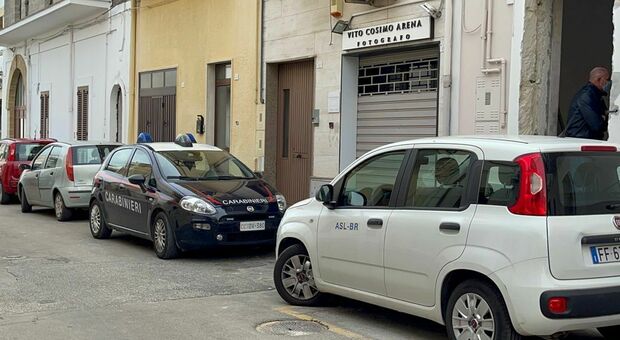 I carabinieri fuori dalla palazzina in cui stava lavorando l'operaio 57enne