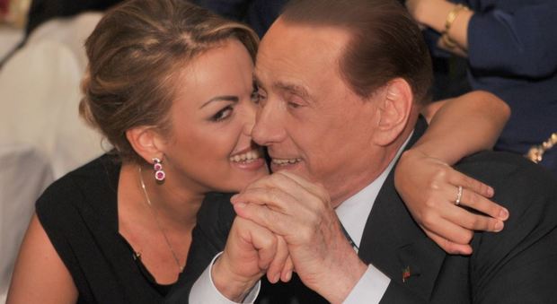 Francesca Pascale in prima fila per Berlusconi, spunta una fede al dito. Gli amici: «Magari è una promessa di matrimonio»