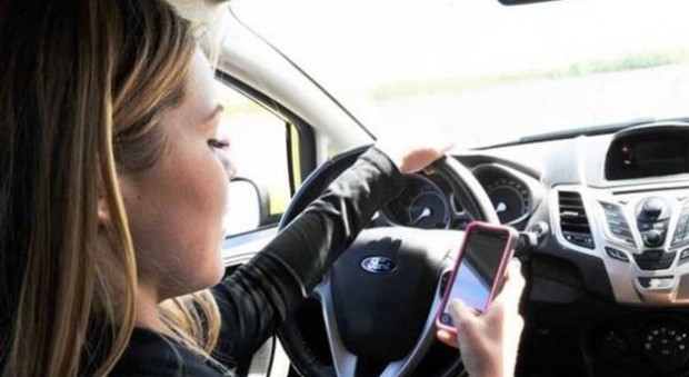 Troppi incidenti: "Smartphone sequestrato a chi lo usa alla guida"