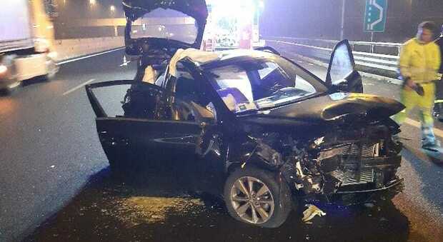 Tragica carambola in autostrada: auto sventrata da un Tir, tre morti