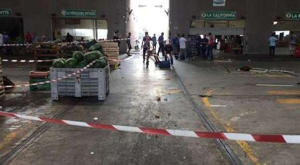 Napoli, terrore al mercato ortofrutticolo di Volla: un morto e un ferito in una sparatoria, arrestate tre persone