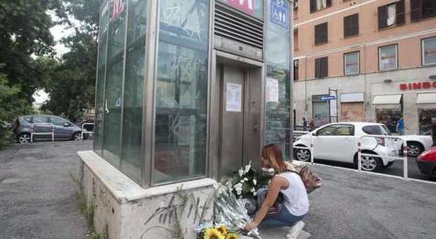 Roma, bimbo morto in metro: il panico, poi il tragico volo