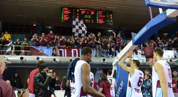 Giocatori e tifosi festeggiano il successo a fine gara (Foto Itzel Cosentino)