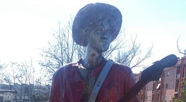 Fabrizio Moro, vandali devastano la statua del cantautore a San Basilio