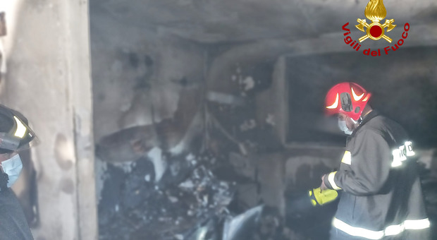 I pompieri nel piano interrato distrutto dal fuoco