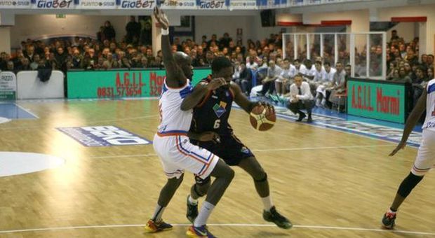 Basket, Brindisi ferma Roma Cantù batte Sassari e va al comando