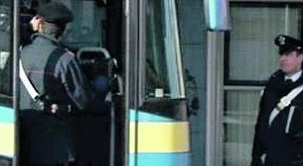Autista assalita con un coltello sul bus, si salva con lo spray urticante