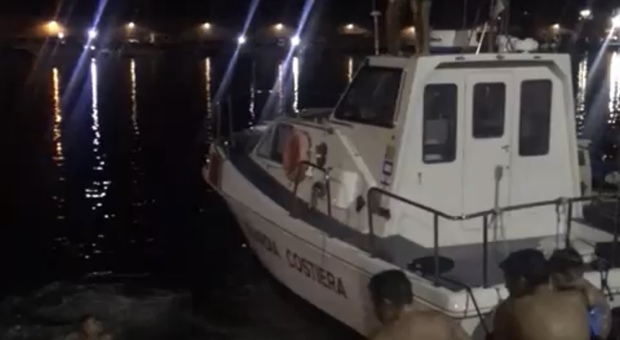 Minori si tuffano dalla motovedetta della Guardia Costiera: indagini in corso