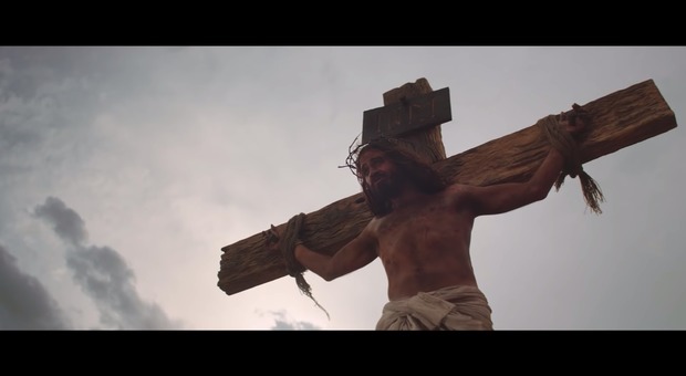 Gesù Cristo in croce: «Donerei gli organi». Lo spot irriverente Video