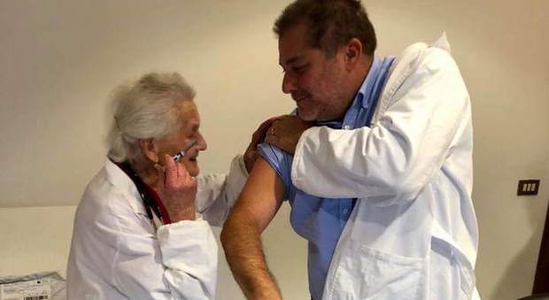 Amedea a 103 anni fa il vaccino al suo medico di base
