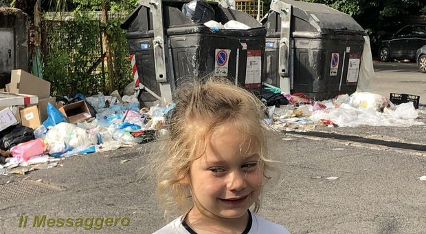 Roma, allarme rifiuti sulla Cassia: «Mamma non voglio andare a scuola, c'è la "puzza"»