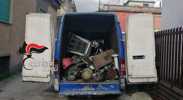 Sul furgone rifiuti speciali senza autorizzazione: denunciato ucraino senza patente