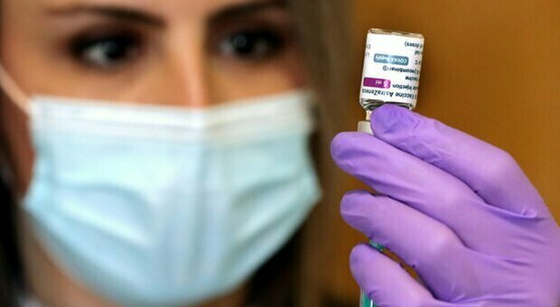 Vaccino AstraZeneca, gli effetti collaterali. Aifa: «In Italia 34 casi trombosi rare dopo vaccino»
