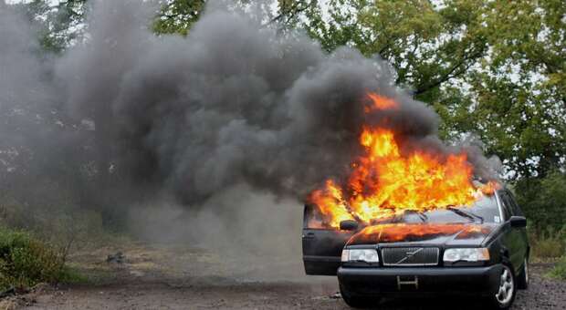 Scafati, a fuoco un'auto parcheggiata in un parco: individuato l'autore