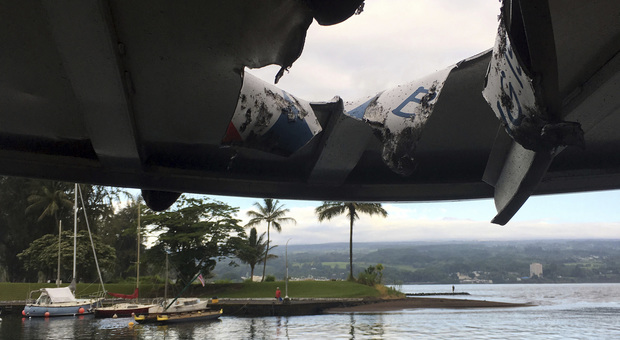 Hawaii, paura per l'eruzione del vulcano: sassi «volano» contro una barca, 23 feriti. Grave una donna