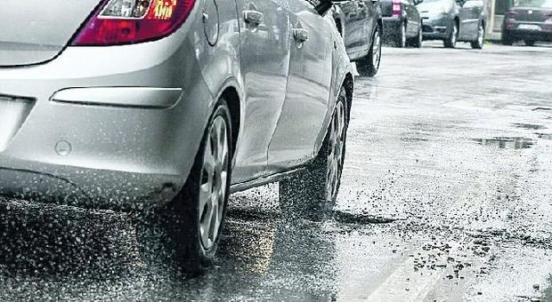 Danneggia l'auto per colpa di una buca sulla strada: chiede i danni al Comune