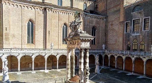 Il chiostro del'Archivio di Stato di Venezia: 70 chilometri di documenti originali della Serenissima