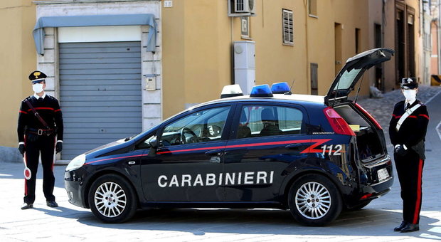 Spacciatori inseguiti dai carabinieri, uno muore nella fuga: un altro ferito, caccia al terzo