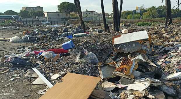 Barra, i cittadini scrivono alla Procura: «L'ex campo rom va bonificato, rischio per le falde acquifere»