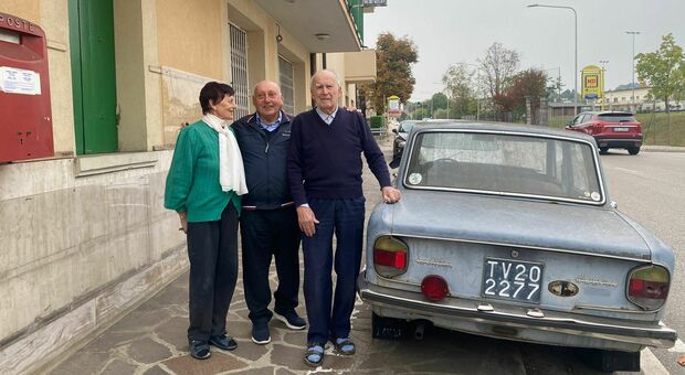 La vecchia Fulvia rimasta parcheggiata in strada oltre 40 anni, qui con i proprietari Bertilla e Angelo