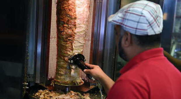 Tempi duri per i titolari di kebab e negozi etnici