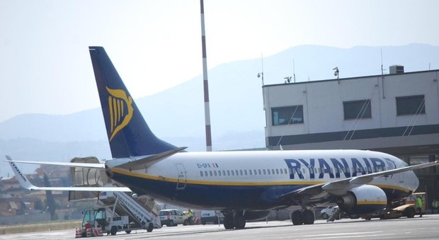 Ciampino chiude due settimane, disagi e cancellazioni. Ryanair sposta i voli a Fiumicino