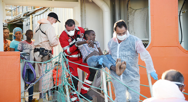 Ancora sbarchi al porto di Salerno: arrivano altri 1.400 migranti