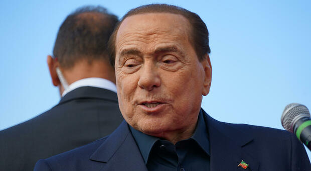 Silvio Berlusconi ricoverato in ospedale, paura per l'ex premier. Zangrillo: «Ha problemi al cuore»