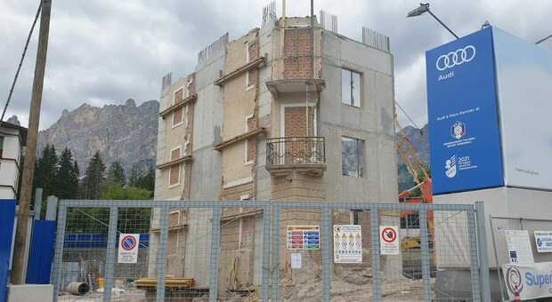 L'hotel Ampezzo a Cortina: ristrutturazione bloccata e processo per tre