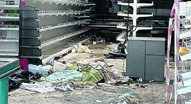 Ucraina, a Mariupol corpi di civili ammassati in un supermercato: la foto choc