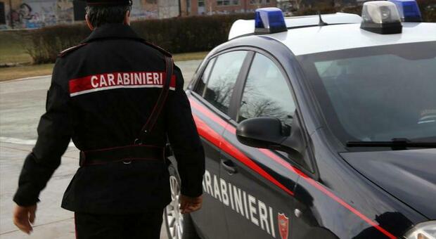 Camorra a Napoli, arrestati due carabinieri: “soffiate” e favori ai boss