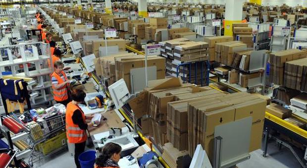 Amazon, nuovo bracciale che monitora i lavoratori: "Vibra se fanno un errore, trasformati in robot"
