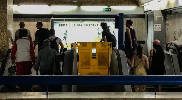 Metro Roma, incidente scale mobili. I sabotaggi concordati in una chat: «Cambiate i codici di quegli allarmi»