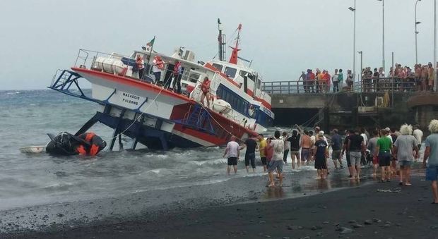 Stromboli, aliscafo contro il molo: in salvo 117 passeggeri