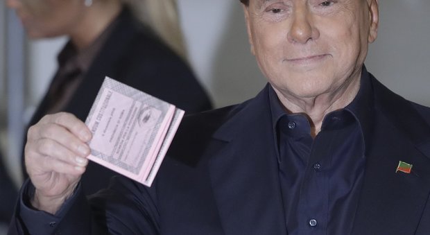 Referendum, Berlusconi al voto tra selfie e auguri di buon anno