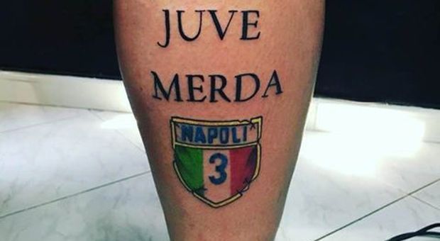 Si fa tatuare il terzo scudetto del Napoli sulla gamba: «Noi conquistato, voi rubato»