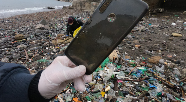 Bagnoli, i volontari ripuliscono le spiagge dopo la mareggiata