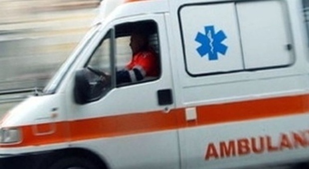 Giugliano, aggredisce autista di ambulanza: denunciato 24enne