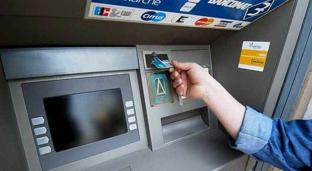 Fa il prelievo al bancomat con una carta di credito rubata: ladro scovato grazie alle telecamere