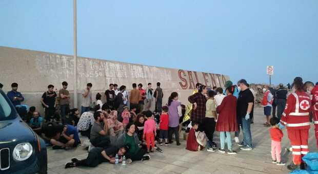Uno sbarco di migranti nel Salento