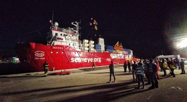 Migranti, la nave Sea Eye riparte da Brindisi con polemica: «Controlli senza precedenti»