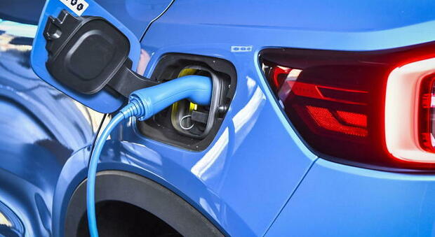 Auto elettriche, Bloomberg: entro sei anni costeranno meno di quelle a petrolio