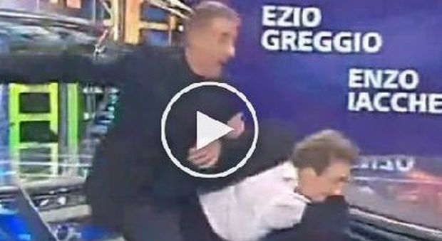 Enzo Iacchetti e la caduta a "Striscia", arriva il commento: "Capita anche a Renzi"